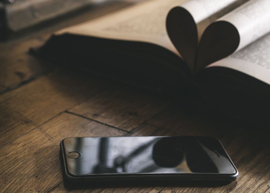 still life do smartphone com relógio de contagem regressiva e ícone de atualização