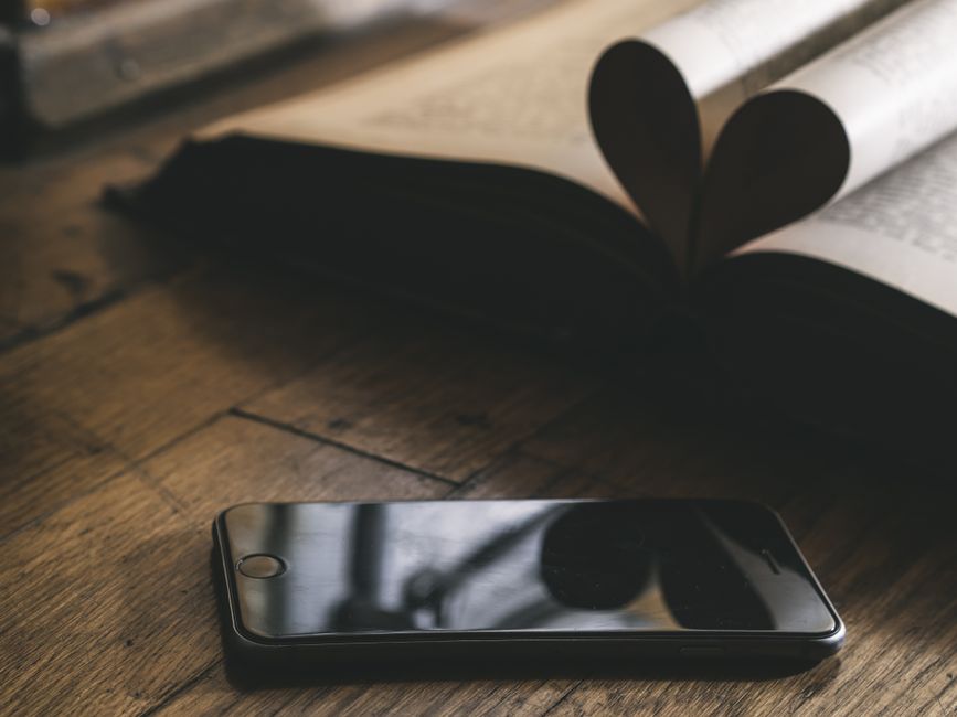 still life do smartphone com relógio de contagem regressiva e ícone de atualização