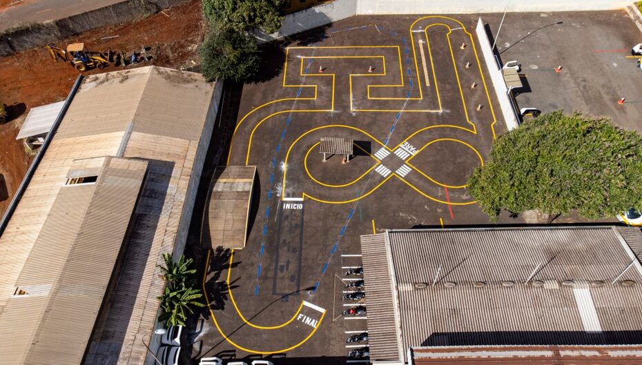 mapa estilizado mostrando ícones de carro, pé, bicicleta e ônibus sobre o Google Maps, sem rostos