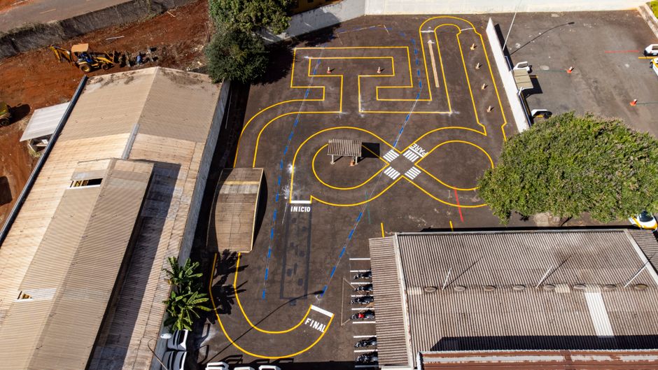 mapa estilizado mostrando ícones de carro, pé, bicicleta e ônibus sobre o Google Maps, sem rostos
